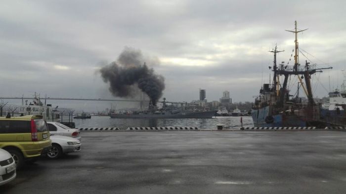 Военный корабль устроил дымовую завесу во Владивостоке (4 фото) Военный корабль устроил дымовую завесу во Владивостоке (4 фото)