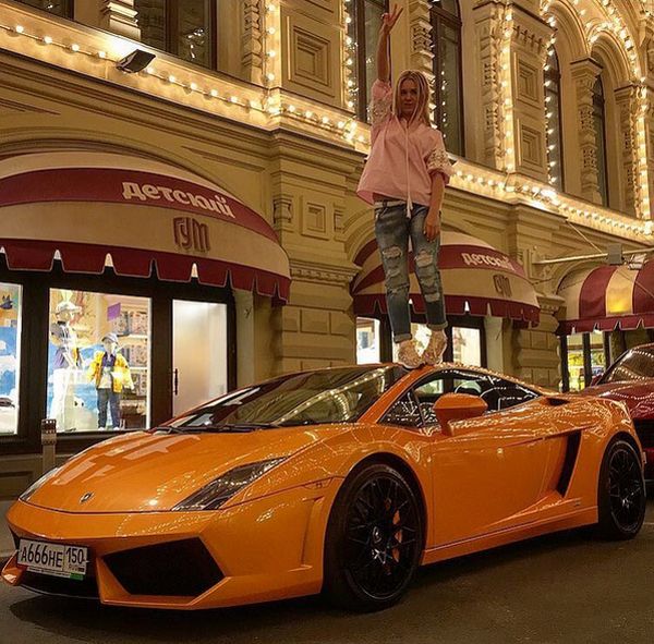 Золотая молодежь гоняет на Lamborghini по Кутузовскому проспекту (6 фото + видео) Золотая молодежь гоняет на Lamborghini по Кутузовскому проспекту (6 фото + видео)