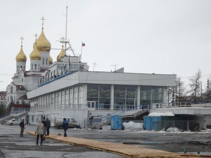 В Архангельске, к форуму с участием Путина, тротуар вместо асфальта покрыли паркетом (5 фото) В Архангельске, к форуму с участием Путина, тротуар вместо асфальта покрыли паркетом (5 фото)