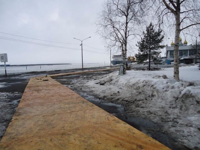 В Архангельске, к форуму с участием Путина, тротуар вместо асфальта покрыли паркетом (5 фото) В Архангельске, к форуму с участием Путина, тротуар вместо асфальта покрыли паркетом (5 фото)