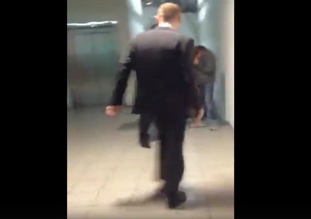 В торговом центре Мытищ охранник избил 13-летнего подростка В торговом центре Мытищ охранник избил 13-летнего подростка