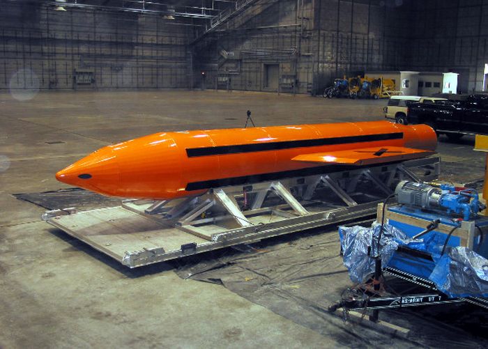 ВВС США сбросили самую мощную неядерную бомбу «Мать всех бомб» на позиции ИГИЛ в Афганистане ВВС США сбросили самую мощную неядерную бомбу «Мать всех бомб» на позиции ИГИЛ в Афганистане