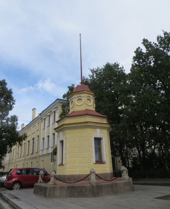 Кронштадтский футшток (3 фото) Кронштадтский футшток (3 фото)
