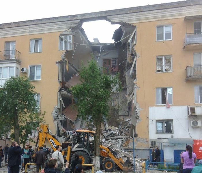 В Волгограде в результате взрыва обрушился подъезд жилого дома (3 фото)