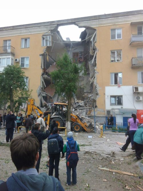 В Волгограде в результате взрыва обрушился подъезд жилого дома (6 фото) В Волгограде в результате взрыва обрушился подъезд жилого дома (6 фото)