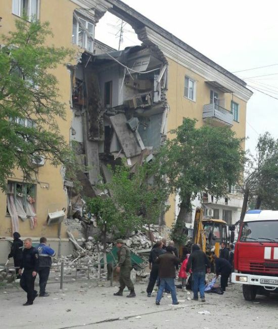 В Волгограде в результате взрыва обрушился подъезд жилого дома (6 фото) В Волгограде в результате взрыва обрушился подъезд жилого дома (6 фото)