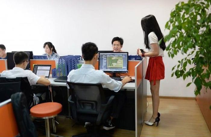Для мотивации китайских программистов нанимают девушек-чирлидеров (5 фото)