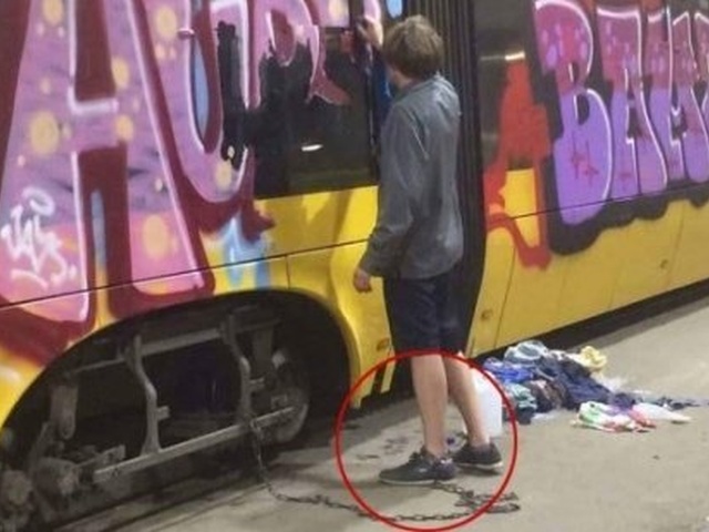 Украинца приковали цепью к трамваю, заставив смывать свои рисунки