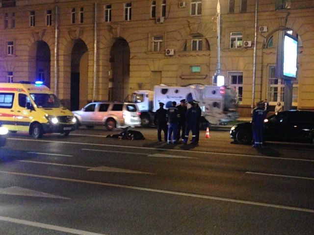 В центре Москвы автомобиль ФСБ насмерть сбил полицейского (2 фото + 2 видео) В центре Москвы автомобиль ФСБ насмерть сбил полицейского (2 фото + 2 видео)