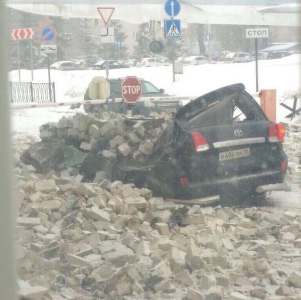 Внедорожник гендиректора из Казани раздавило кирпичами (3 фото) Внедорожник гендиректора из Казани раздавило кирпичами (3 фото)