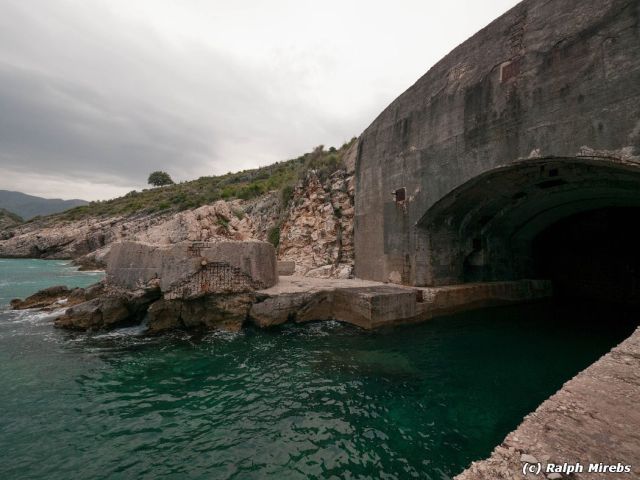 Заброшенная албанская военно-морская база в Порто-Палермо (63 фото) Заброшенная албанская военно-морская база в Порто-Палермо (63 фото)