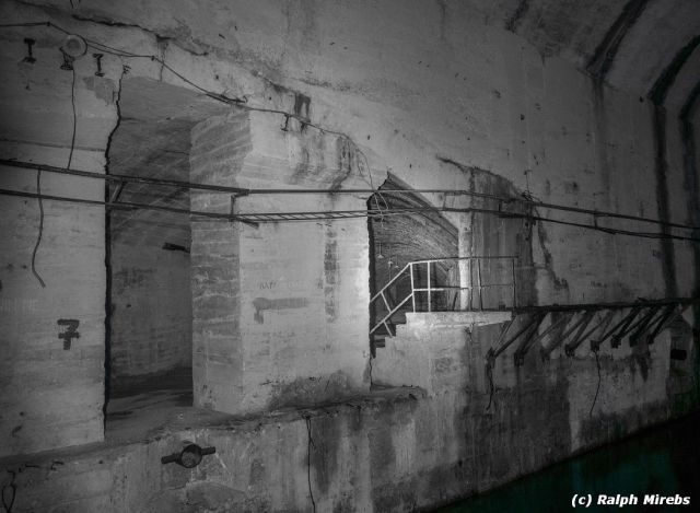 Заброшенная албанская военно-морская база в Порто-Палермо (63 фото) Заброшенная албанская военно-морская база в Порто-Палермо (63 фото)