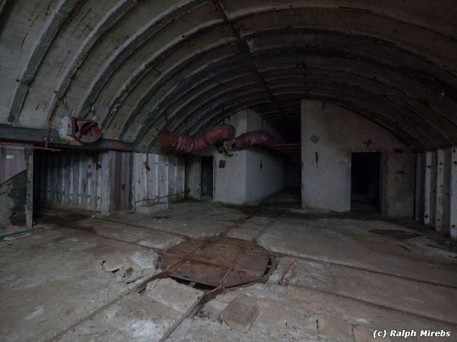 Заброшенная албанская военно-морская база в Порто-Палермо (63 фото) Заброшенная албанская военно-морская база в Порто-Палермо (63 фото)