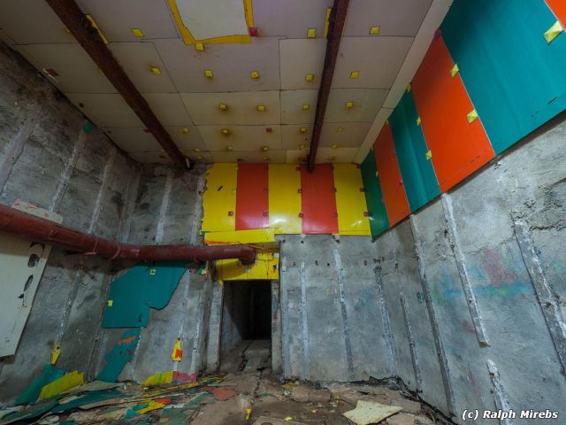 Заброшенная албанская военно-морская база в Порто-Палермо (63 фото) Заброшенная албанская военно-морская база в Порто-Палермо (63 фото)