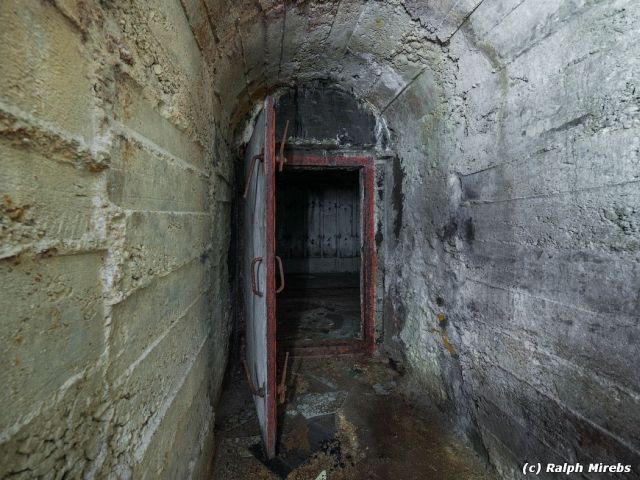 Заброшенная албанская военно-морская база в Порто-Палермо (63 фото) Заброшенная албанская военно-морская база в Порто-Палермо (63 фото)
