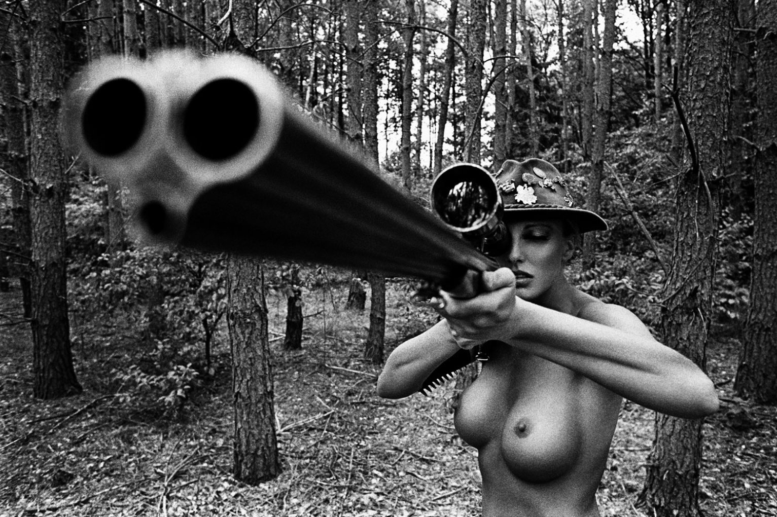 Красивые девушки с оружием (90 photo)