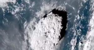 Извержение вулкана в Тихом океане (2 видео)