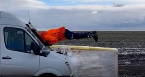 Каскадер Евгений Чеботарев впервые в мире пролетел сквозь машину на скорости 80 километров в час (2 видео)