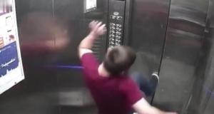 Выломал панель с кнопками, плевался и выбил двери: парень из Новосибирска победил лифт