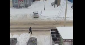 Женщина убегает от полицейского, который увидел, как она переходит дорогу в неположенном месте