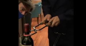 Необычный метод открывания вина раскаленными щипцами. Для чего он используется?