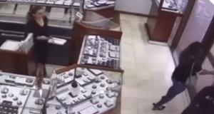Сотрудница ювелирного магазина дала жесткий отпор грабителям