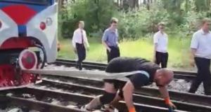 Силач Руслан Пустовой отбуксировал поезд весом 120 тонн за 36 секунд