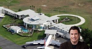 Джон Траволта сделал из своего дома целый аэропорт (7 фото)
