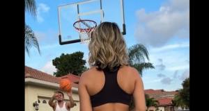 Девушка показывает, как надо играть в баскетбол