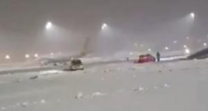 В аэропорту Мюнхена самолет вмерз в полосу