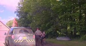 В США мужчина попытался отбить сына у полицейских с помощью экскаватора