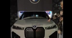 Как BMW iX может менять цвет