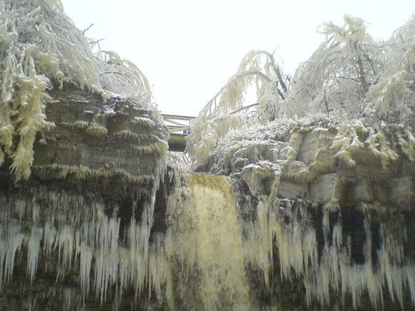 Замерзший водопад (5 Фото)