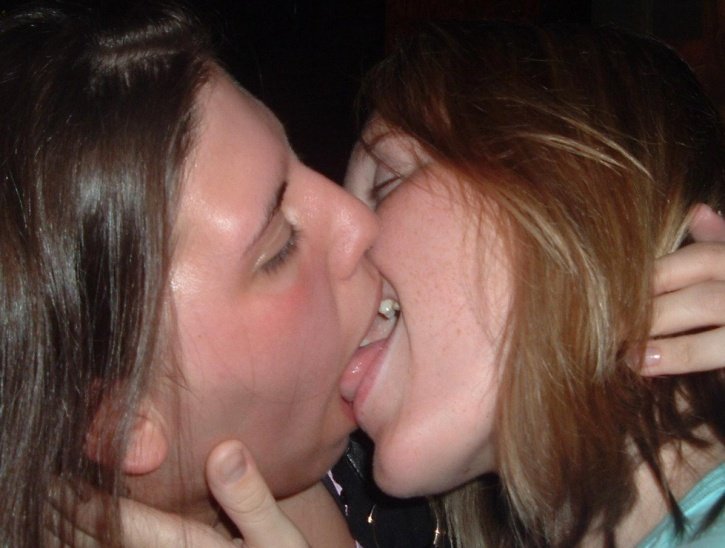 Девушки целуются (38 Фото)