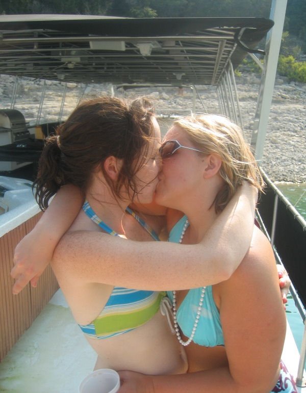 Девушки целуются (38 Фото)