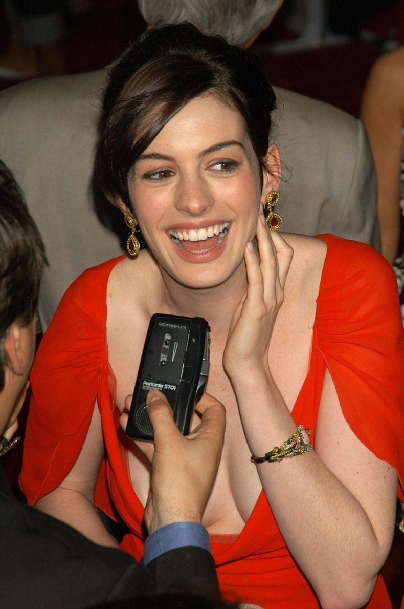 Anne Hathaway любит декольте (12 Фото)