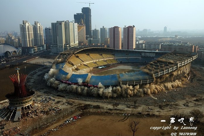 Снос стадиона в Китае (9 Фото)