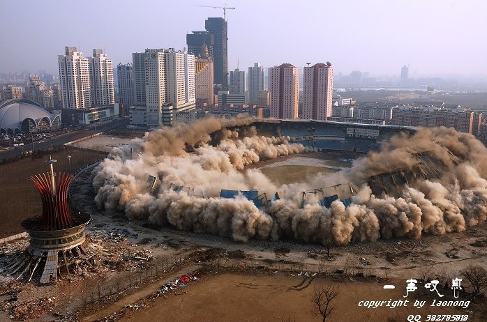 Снос стадиона в Китае (9 Фото)