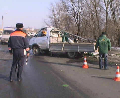 В Киеве перевернулся грузовичек с пивом (7 Фото)