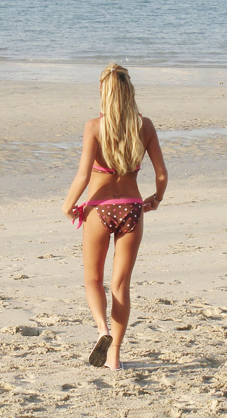 Katie Price в бикини на пляже. Жаль, что не в мини ;)) (8 Фото)