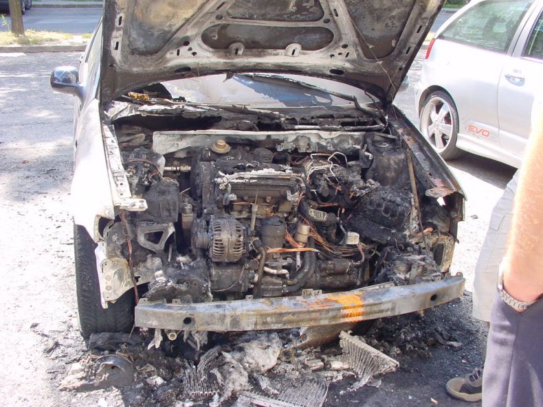 Две сгоревшие машины (42 Фото)