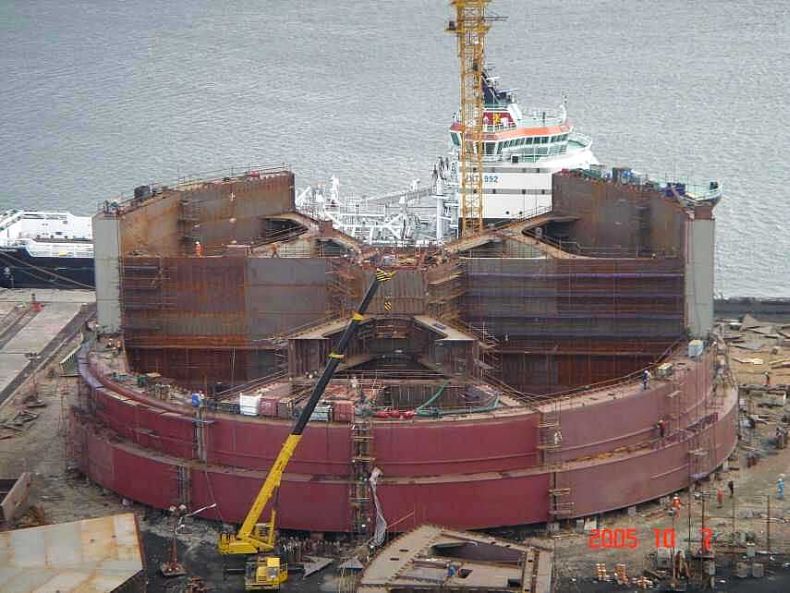 Огромная круглая нефтяная платформа (20 Фото)