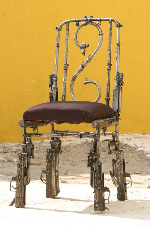 Мебель, сделанная из оружия (13 Фото)