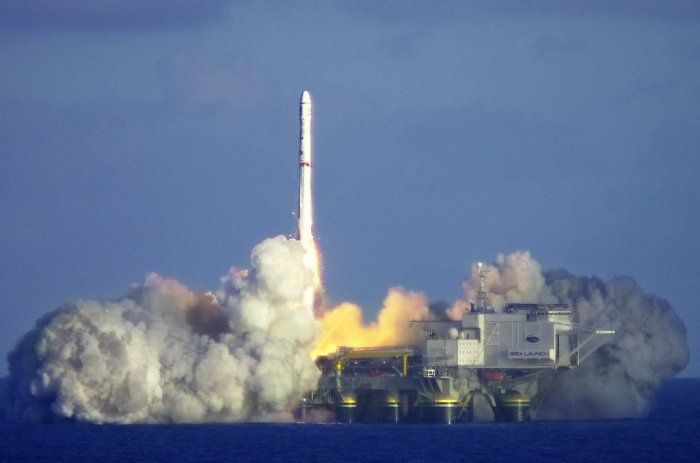 Запуск ракеты с морской платформы (6 Фото)