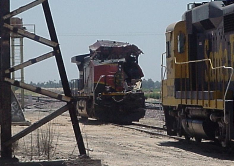 Последствие лобового столкновения поездов (4 Фото)