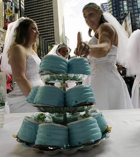Конкурс на поедание свадебного торта (16 Фото)