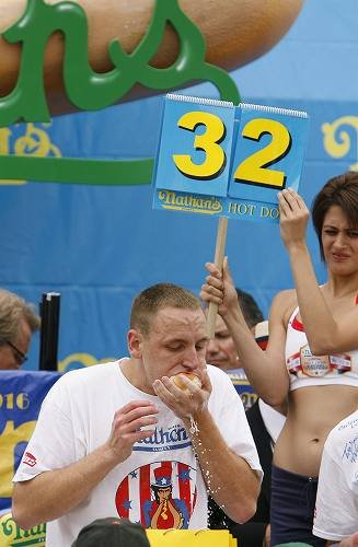 Соревнование по поеданию хотдоговов (38 Фото)