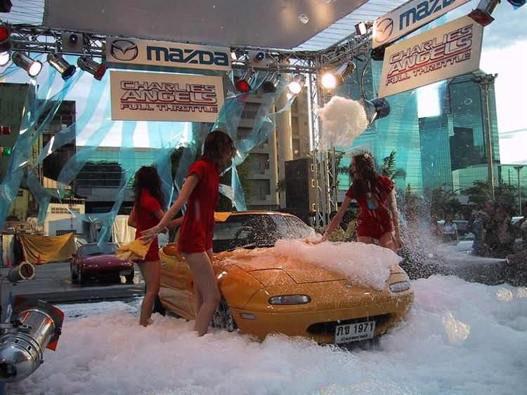 Девченки моют машины (30 Фото)