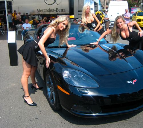 Девушки и Corvette (27 Фото)