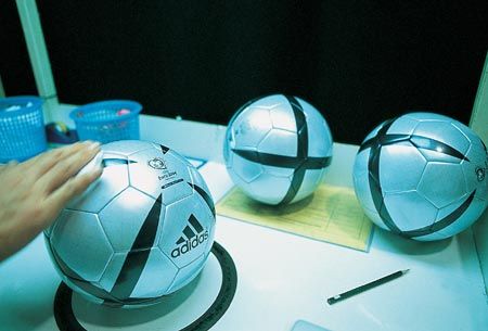 Как делает мячи Adidas (40 Фото)